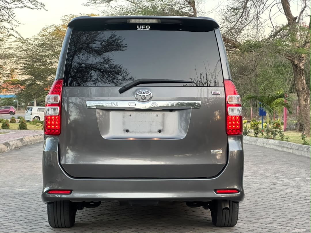 TOYOTA NOAH thumbnail 9